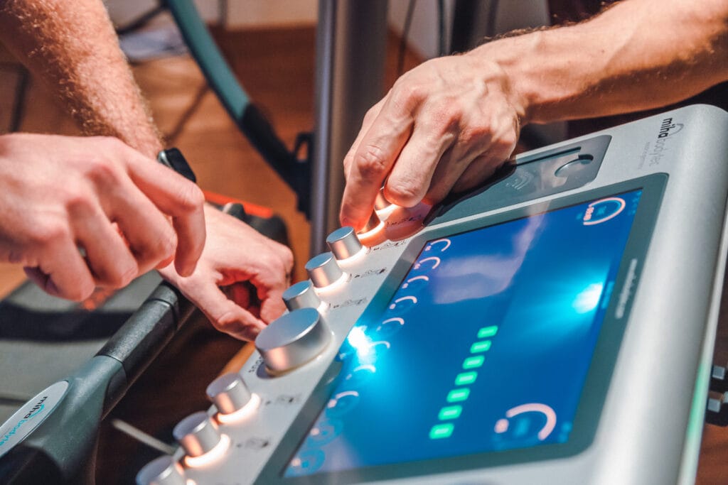 Miha Bodytec de machine die electrische impulsen afgeeft tijden de EMS training